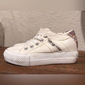 Blowfish Malibu Women's Melondrop White Smoke Size 6.5  US gently used